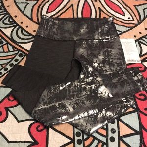 Lululemon Wunder Under Foil Tights Size 8 28” inseam. No longer has the tags.